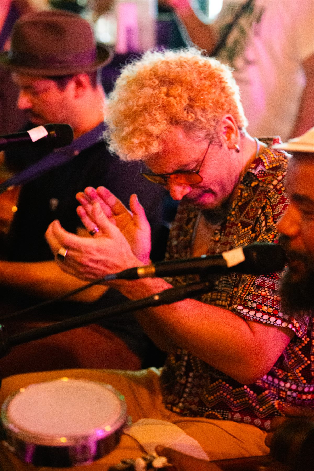 Cantor do Pimenta de Boteco batendo palma na roda