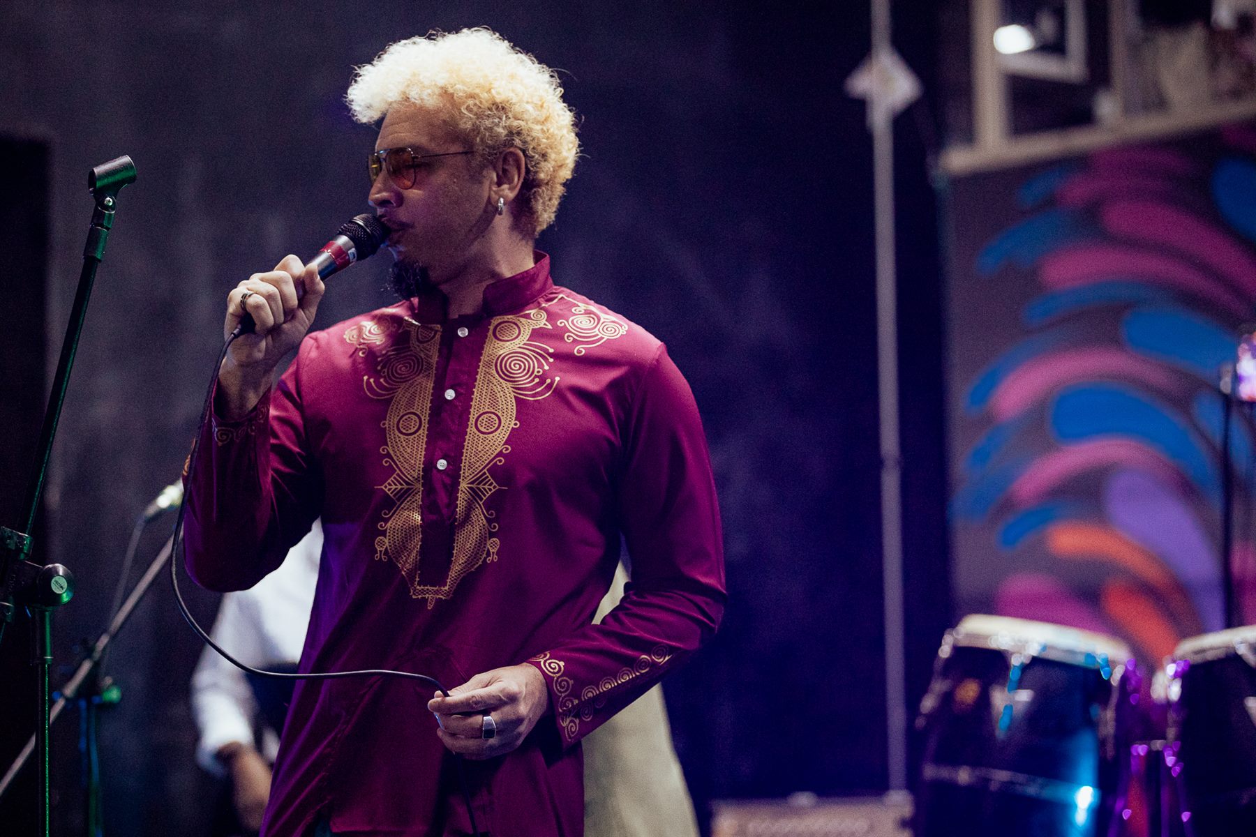 Vocalista do Pimenta de Boteco cantando em show